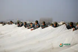 叠伞也有大场面！空降新兵折叠降落伞训练你见过吗？图片