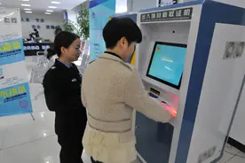 太便捷！领取护照2分钟就行 绍兴出入境自助取证投用图片