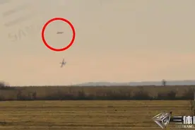 战斗机被不明圆盘UFO追击，飞行员扭头的瞬间却什么都看不到了图片