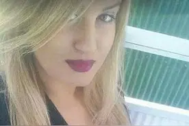 22岁的她在帮助难民时，突然被难民用刀刺死图片