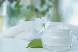 Zzzz!妹子，你的化妆品是不是睡过头了!困...图片