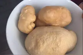 剖开鸡肚子取出三块"宝"?嘉兴大姐:杀鸡上万没见过!图片