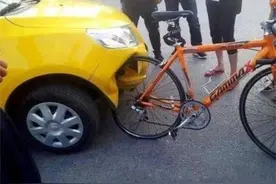 每日轻松一刻：当轿车撞到了自行车，杯具发生了图片