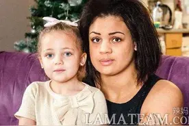 四岁女儿在快餐店厕所发出尖叫声，妈妈跑过去发现两个女孩在偷笑图片