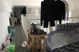 【特写】“月薪过万”的背后 20平米住着8个快递员图片