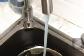 马桶里的“蓝泡泡”惹祸自来水竟被“染”蓝了图片