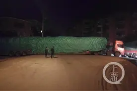 急！货车长30多米 在路上进退两难……图片