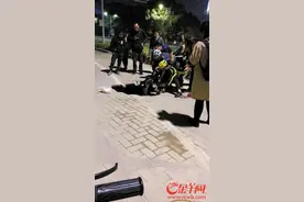惊险！深圳龙岗人行道忽然塌陷“吃人”图片