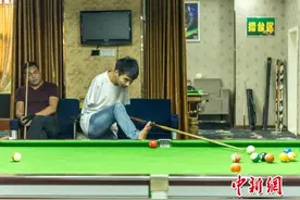 逐梦的“折翼”少年：用脚持杆打台球图片