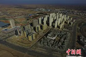 兰州新区荒土地上高楼拔地起现“职教新城”图片