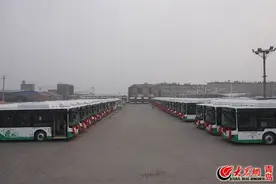 青岛百辆电动公交新车交付使用 车辆换代更环保图片