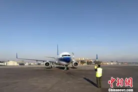 中国民航首架波音738飞机成功飞跃喀喇昆仑山图片