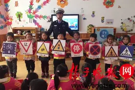 幼儿园操场变成马路 小朋友客串交警指挥交通图片