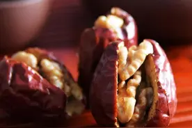 红枣夹核桃营养虽好 食用仍需注意图片