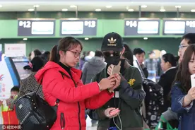 这样也能认出来？林允独自现身裹严实 与粉丝比V合照超亲和图片