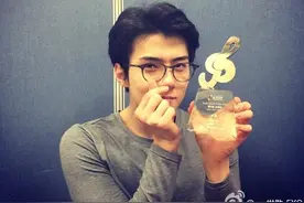 第5届Gaon Chart K-POP Awards获奖名单 EXO吴世勋手指heart谢粉丝图片