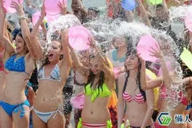 热辣四月 疯狂泼水节带你领略万人美女湿身图图片