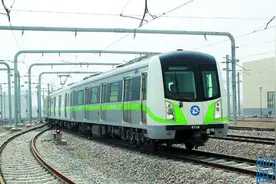 10名“地铁新兵”正在“军训”图片