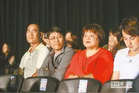 卓文萱爸妈捧场大牛 女儿靠边站图片