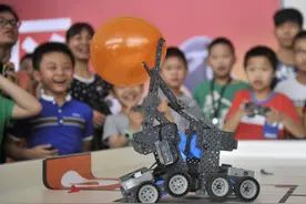 南宁举办机器人竞赛，小学生“玩转”编程，机器人们各显神通图片
