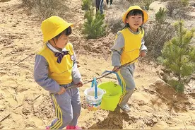 榆林二幼组织小朋友和家长义务植树图片