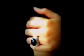 爱的智能戒指 感到快乐你就震动一下图片