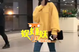 鞠婧祎手抚喉咙似不适 沉迷手机被“召唤回魂”好呆萌图片