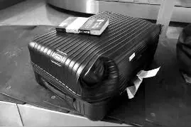 乘客5980元购买的行李箱被压变形 东航:赔偿200元图片