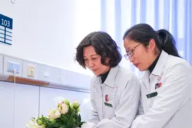 英雄母亲“回娘家”复查:将来还让孩子当军人图片
