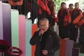 中午12点，校长在学校唱吧高歌一曲，引来了全校师生图片