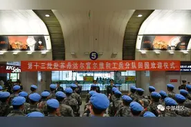 中国第13批赴苏丹达尔富尔维和工兵分队第一梯队载誉回国图片
