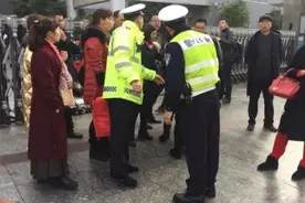 “你迟点出生妈妈就是研究生了”考研现场女考生突然临盆，哭着被拖离……图片