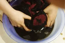 衣服掉色？别怕，教你一招，洗衣服时再也不用担心衣服掉色了