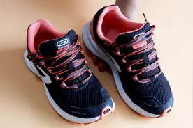 冬天鞋子总是湿湿的，姑娘用一个塑料瓶，几分钟就让鞋子变干爽