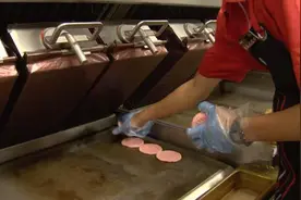 直击麦当劳汉堡包的制作全过程，看完你自己也能在家做