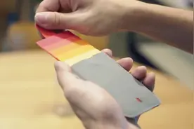 在这个没有现金的时代，你还带着一个厚厚臃肿的过时钱包出门吗？视频封面