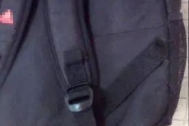 背包带总是容易滑落，聪明的她这样做，牢固又美观，太实用了