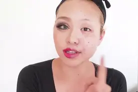 女子半边脸化妆半边脸素颜，对比一看，简直是两张脸