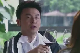 男子和女子分手的最后一顿饭，两人却吃得很淡定视频封面