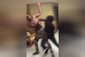 小伙儿和朋友比赛扇耳光虽然朋友完胜，但是不服输的精神值得学习视频封面