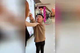 听说个子小的人普遍手短，看来是真的