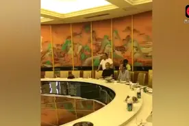 大学同学聚会想显摆，要一个最大包厢，结果一看脑子懵了视频封面