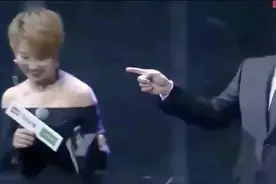 为老公出演战狼3，谢楠与《战狼2》导演台上公开搞潜规则，哈哈