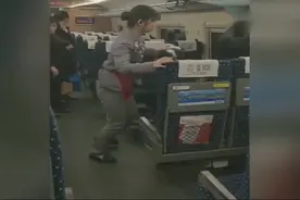 原来动车座椅是可以调转方向的，下次坐动车，记得调过来打地主！