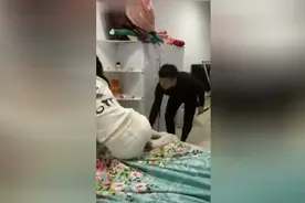 老公叫老婆帮拿一下桶，结果太搞笑了