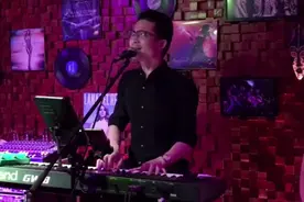 酒吧驻唱歌手深情演唱《一生所爱》感动全场，好听！视频封面