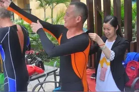 玉林泳士在做横渡琼州海峡的最后准备图片