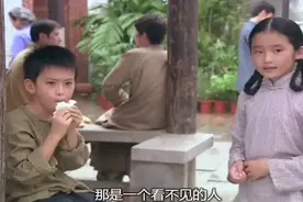 女孩太懂事为了省钱给爸爸治病，特意给弟弟买掉在地上的馒头吃视频封面