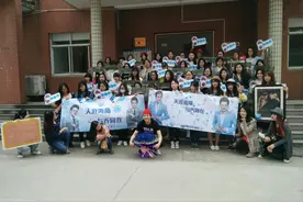 徐海乔生日会与粉丝玩“壁咚”，“牵手杀”炸裂少女心图片