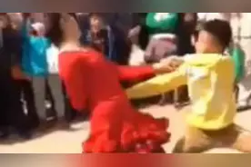 少年与广场大姐欢跳交谊舞，这魔性的身躯惊呆了全场所有人！图片